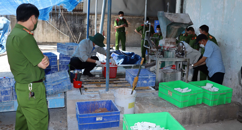 Phát hiện công ty xả chất thải nguy hại ra môi trường -0