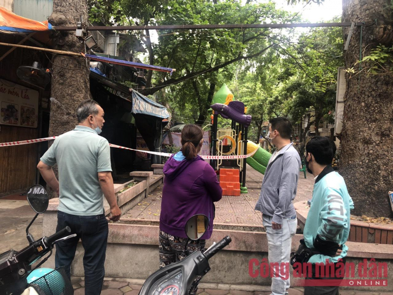 Người dân xót xa, bất lực khi không thể tiếp cận cứu người khi -0