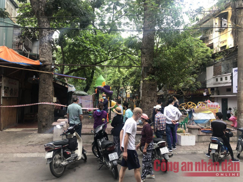 Người dân xót xa, bất lực khi không thể tiếp cận cứu người khi -1