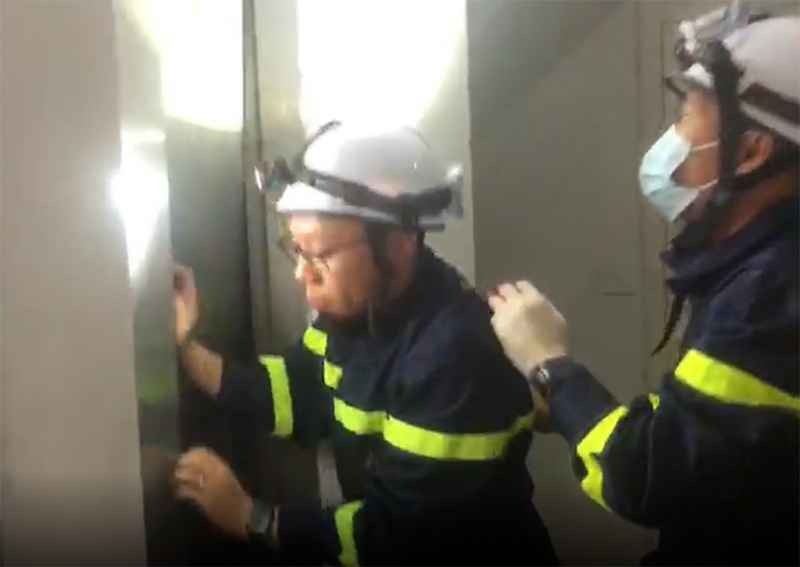 20 phút nghẹt thở cảnh sát PCCC giải cứu nạn nhân mắc kẹt -0