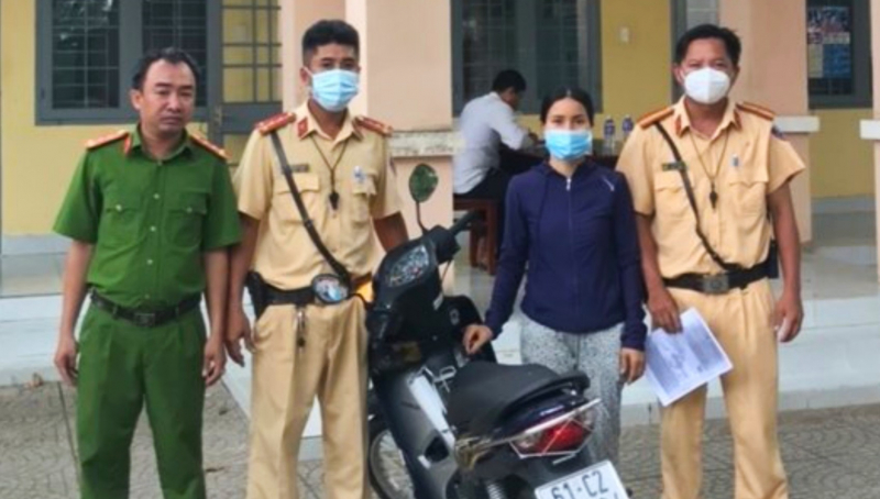 Lần theo định vị đến sát biên giới, CSGT thu hồi xe máy cho người bị mất trộm  -0