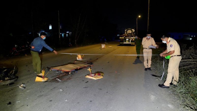 Xe mô tô đối đầu với xe đầu kéo, một người tử vong tại chỗ  -0