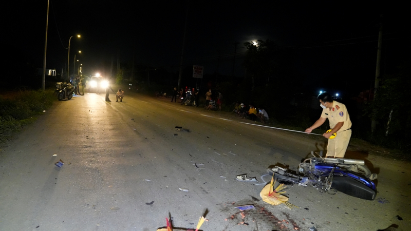 Xe mô tô đối đầu với xe đầu kéo, một người tử vong tại chỗ  -0