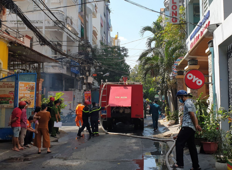 Cứu 6 người mắt kẹt trong đám cháy tại căn nhà ngăn phòng cho thuê -0