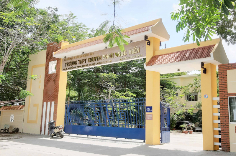 Thông tin chính thức Phó Hiệu trưởng bắt học sinh ăn thức ăn lấy từ thùng rác -0