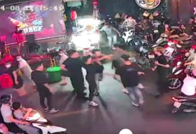 Tranh giành khách, nhân viên 2 quán nhậu lao vào hỗn chiến gây náo loạn phố tây Bùi Viện -0
