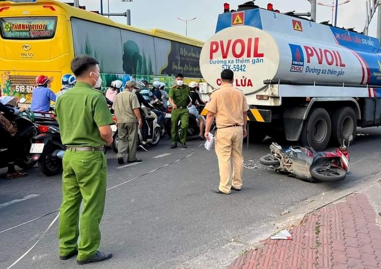 Va chạm với xe bồn, nữ hiệu trưởng trường mầm non tử vong -0