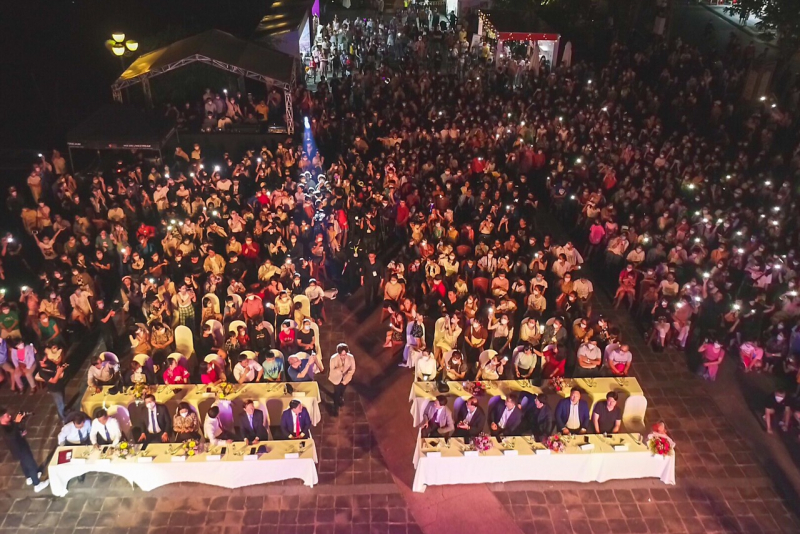 hàng nghìn khán giả & du khách hội an tham dự chương trình.jpeg -0