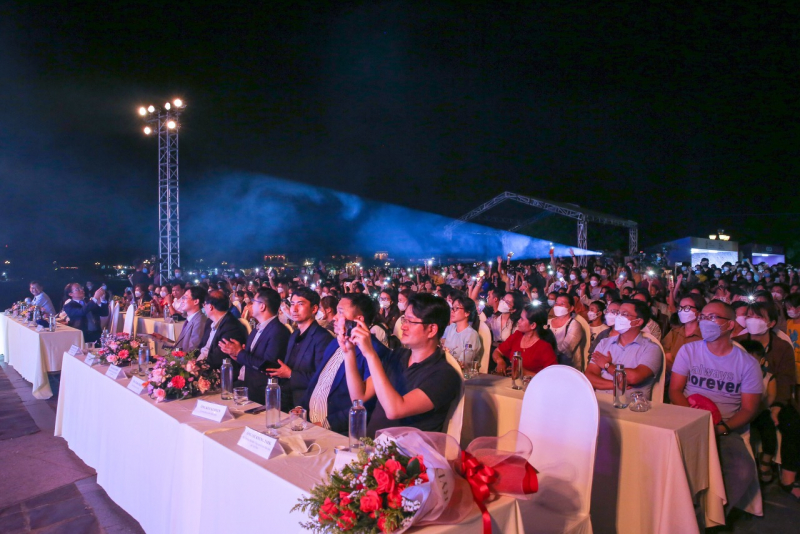 khán giả & du khách hội an cổ vũ chương trình.jpeg -0