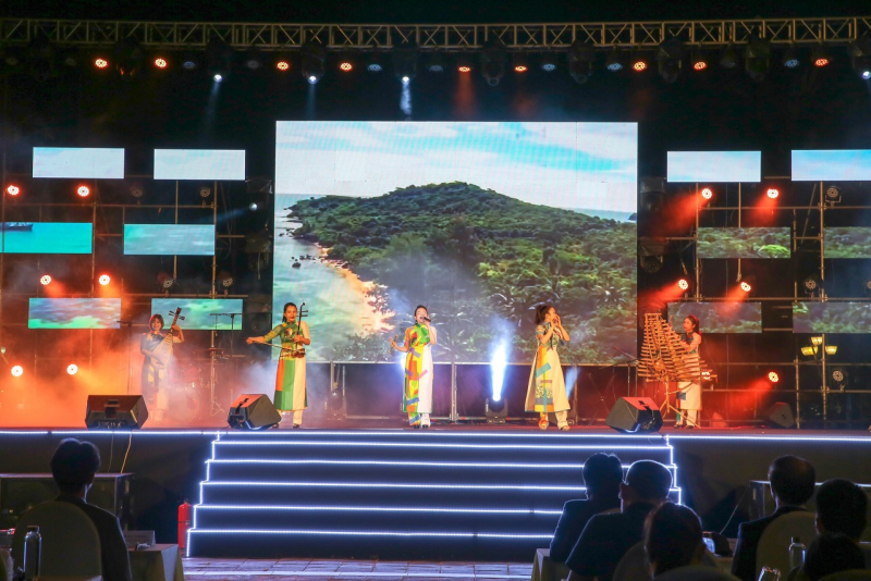 nhóm cỏ lạ biểu diễn.jpeg -0