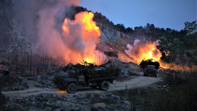 “Bình minh đỏ” – bộ phim xúc động về các nữ chiến sĩ lái xe Trường Sơn anh hùng -0