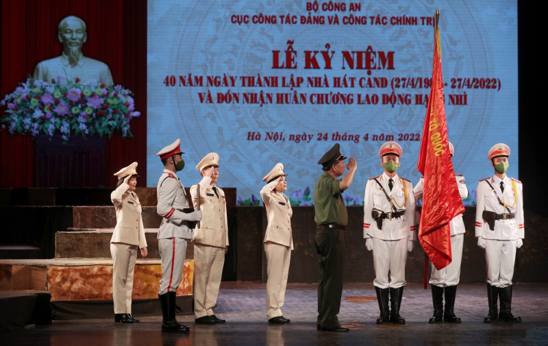 Nhà hát CAND đón nhận Huân chương Lao động hạng Nhì
