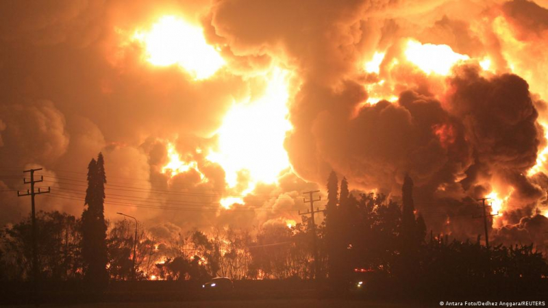 Kho dầu lớn của Nga gần Ukraine phát nổ rồi cháy dữ dội -0