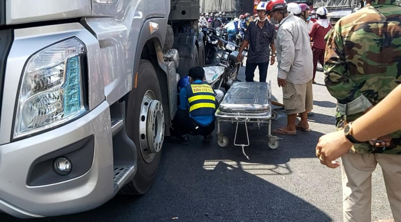 Xe đầu kéo va chạm xe máy, một cháu gái tử vong thương tâm -1