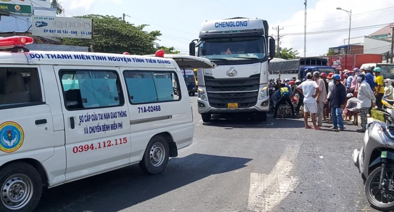 Xe đầu kéo va chạm xe máy, một cháu gái tử vong thương tâm -2