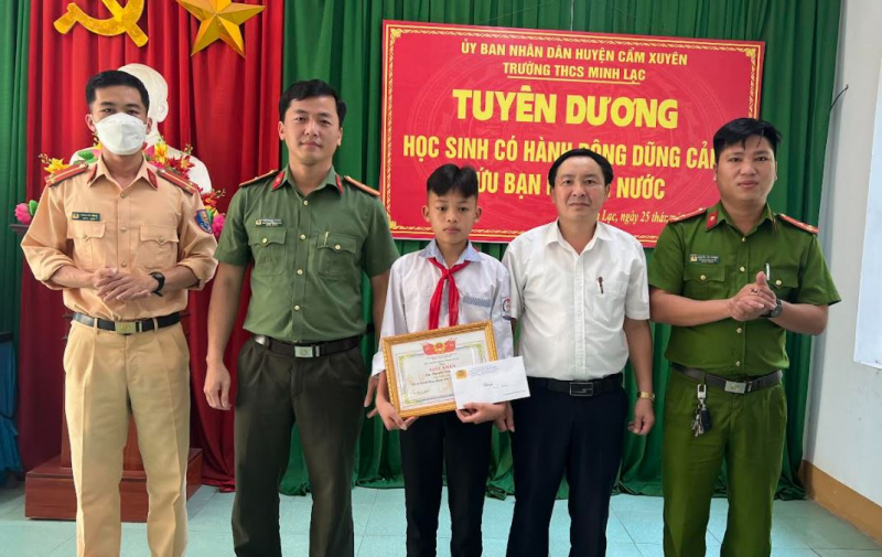 Tuyên dương nam sinh lớp 8 dũng cảm cứu 2 em nhỏ đuối nước -0