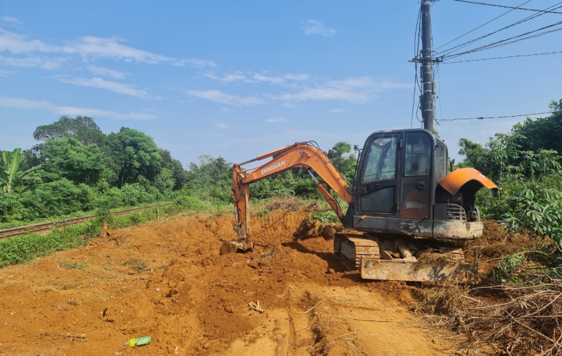 “Đất tặc” đào bới tan hoang hành lang an toàn đường ray tàu lửa  -0