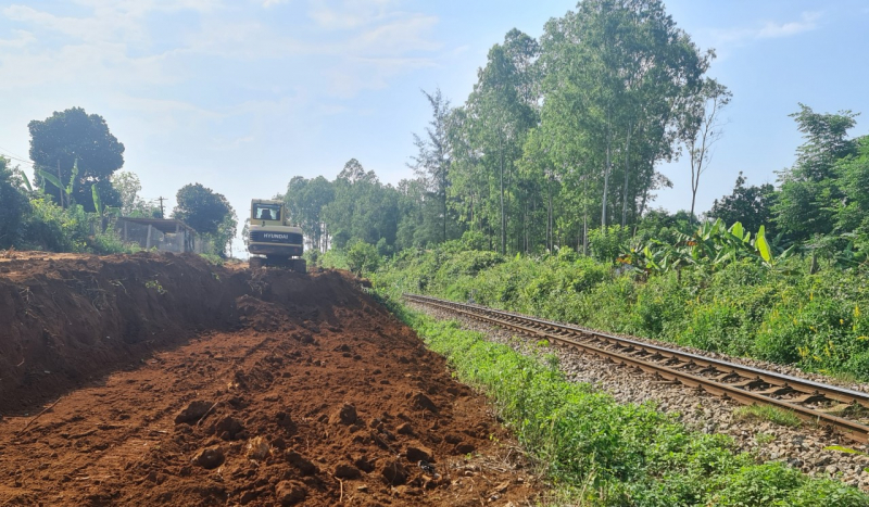 “Đất tặc” đào bới tan hoang hành lang an toàn đường ray tàu lửa  -0