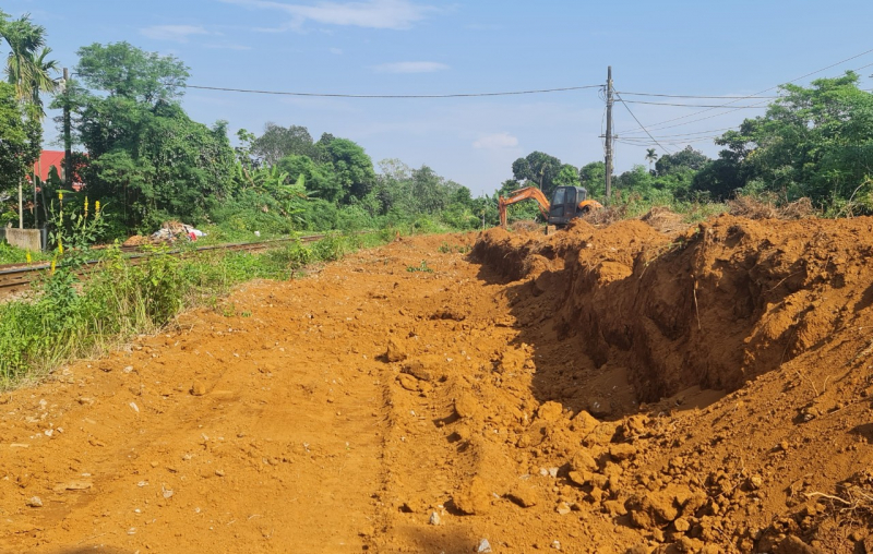 “Đất tặc” đào bới tan hoang hành lang an toàn đường ray tàu lửa  -1