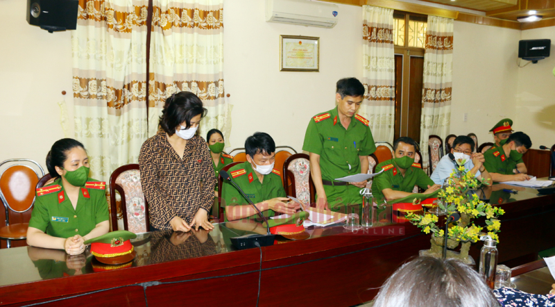 Cơ quan CSĐT tống đạt quyết định với Vũ Thị Ngọc Thanh.