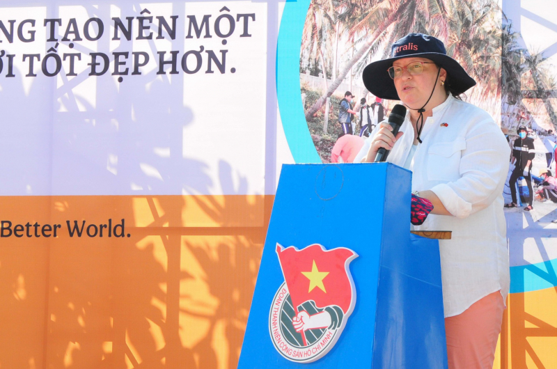 Nhân viên Lãnh sự quán Mỹ tham gia thu dọn vệ sinh bãi biển phía Bắc Nha Trang -0