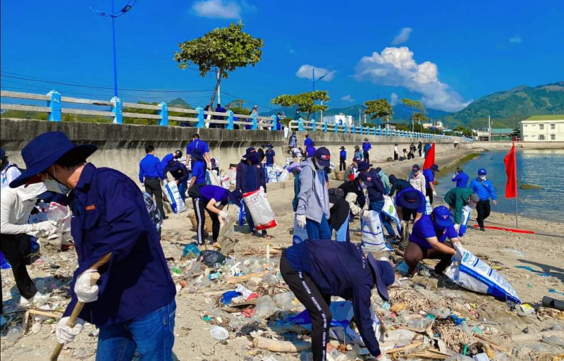 Nhân viên Lãnh sự quán Mỹ tham gia thu dọn vệ sinh bãi biển phía Bắc Nha Trang -0