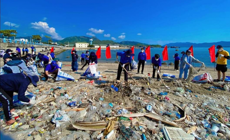 Nhân viên Lãnh sự quán Mỹ tham gia thu dọn vệ sinh bãi biển phía Bắc Nha Trang -1
