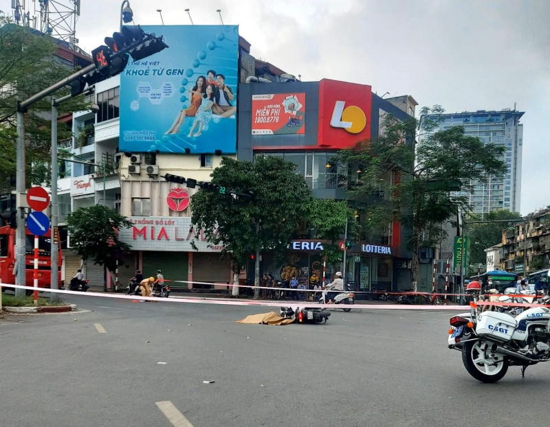 Va chạm với xe khách giờ cao điểm, người phụ nữ đi xe máy tử vong -0