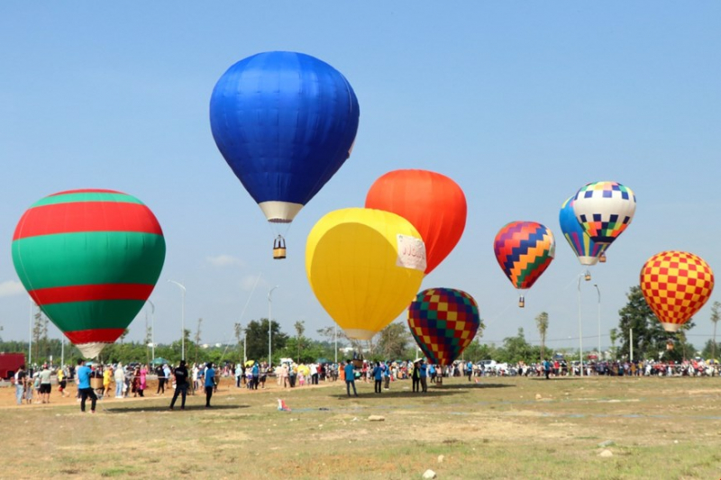 Tourists experience hot air balloon rides in Kon Tum -1