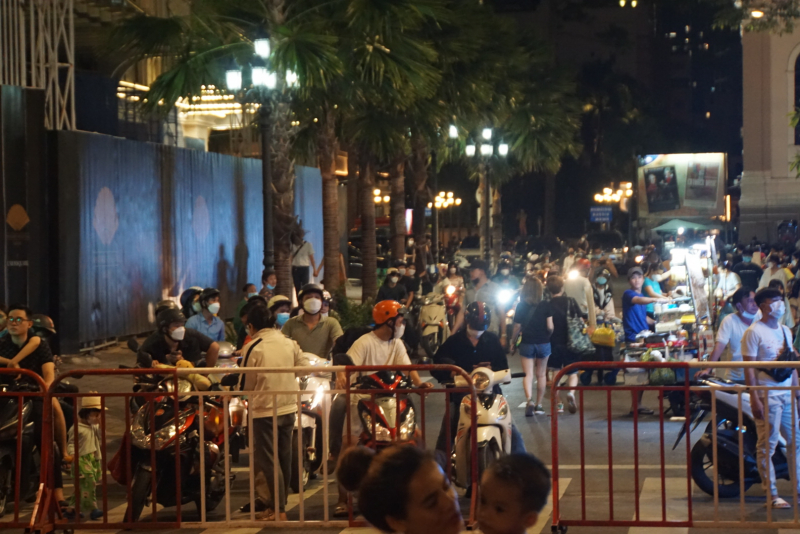 Người dân TP Hồ Chí Minh mãn nhãn với màn bắn pháo hoa mừng 47 năm thống nhất đất nước -0