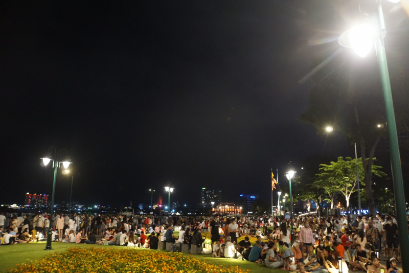 Người dân TP Hồ Chí Minh mãn nhãn với màn bắn pháo hoa mừng 47 năm thống nhất đất nước -1