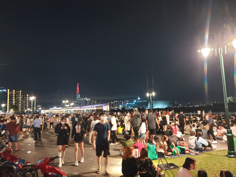 Người dân TP Hồ Chí Minh mãn nhãn với màn bắn pháo hoa mừng 47 năm thống nhất đất nước -2