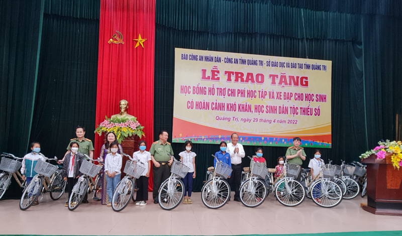 Trao tặng 200 phần quà và 50 xe đạp cho học sinh, người nghèo ở Quảng Trị -0