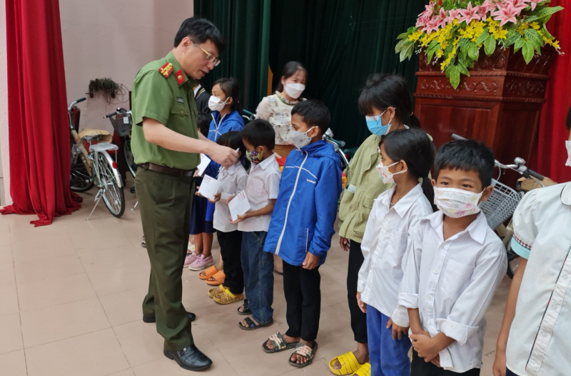 Trao tặng 200 phần quà và 50 xe đạp cho học sinh, người nghèo ở Quảng Trị -0