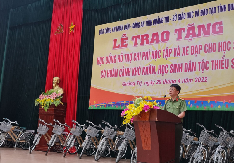 Trao tặng 200 phần quà và 50 xe đạp cho học sinh, người nghèo ở Quảng Trị -0