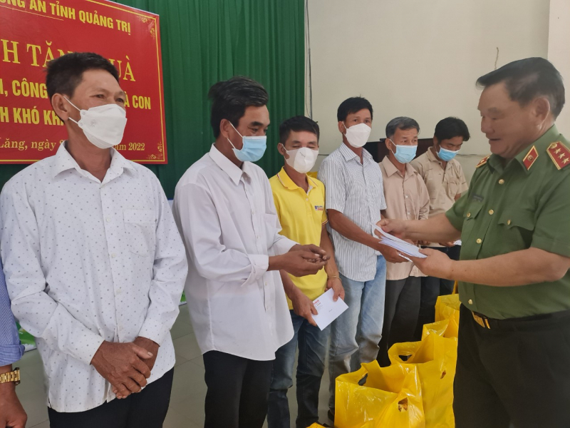 Trao tặng 200 phần quà và 50 xe đạp cho học sinh, người nghèo ở Quảng Trị -3