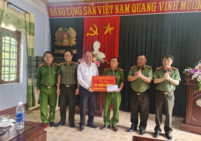 Trao tặng 200 phần quà và 50 xe đạp cho học sinh, người nghèo ở Quảng Trị -0