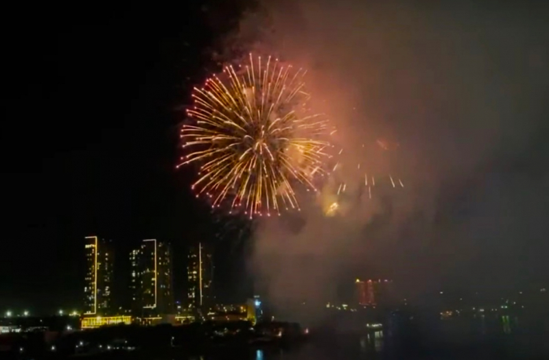 Người dân TP Hồ Chí Minh mãn nhãn với màn bắn pháo hoa mừng 47 năm thống nhất đất nước -2