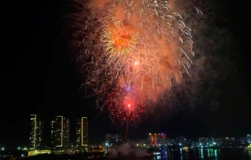 Người dân TP Hồ Chí Minh mãn nhãn với màn bắn pháo hoa mừng 47 năm thống nhất đất nước -1