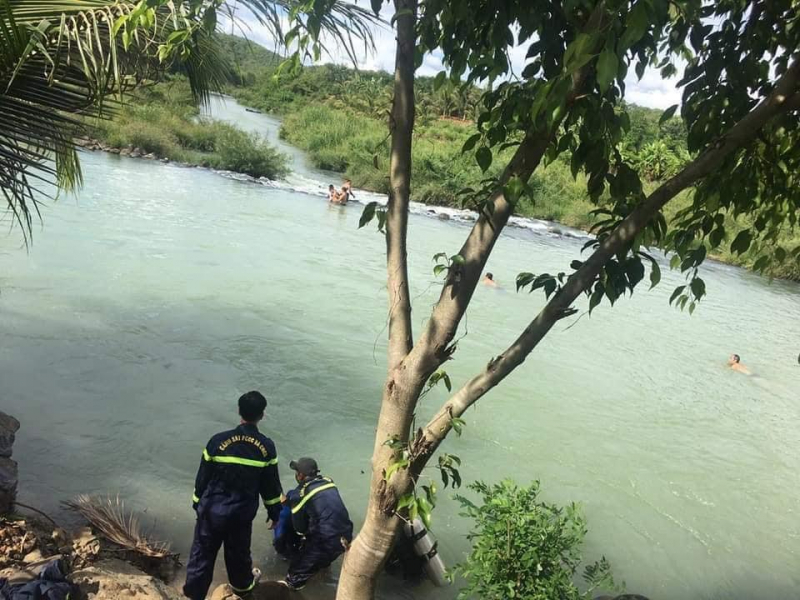 Xuống sông tắm khi đi chơi lễ, nam thanh niên bị đuối nước -0