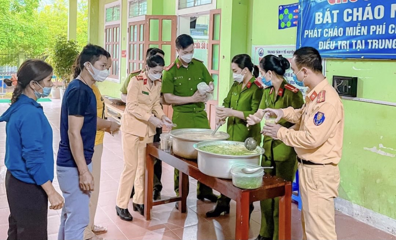 Bát cháo nghĩa tình từ Công an huyện vùng cao -0