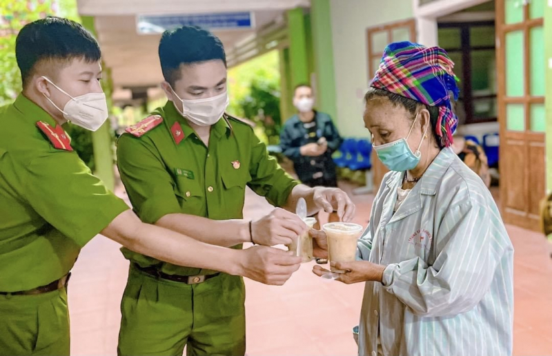 Bát cháo nghĩa tình từ Công an huyện vùng cao -0