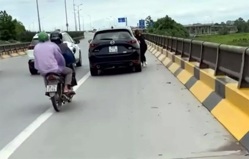 Thót tim cảnh người phụ nữ đu bám ô tô đang chạy -0