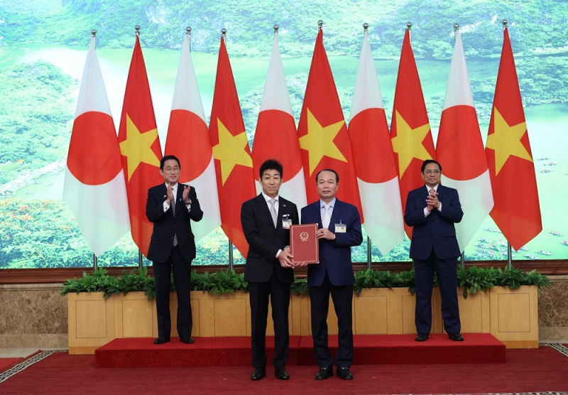 Trao văn kiện chấp thuận nhà đầu tư Nhật Bản thực hiện dự án tại Huế -0