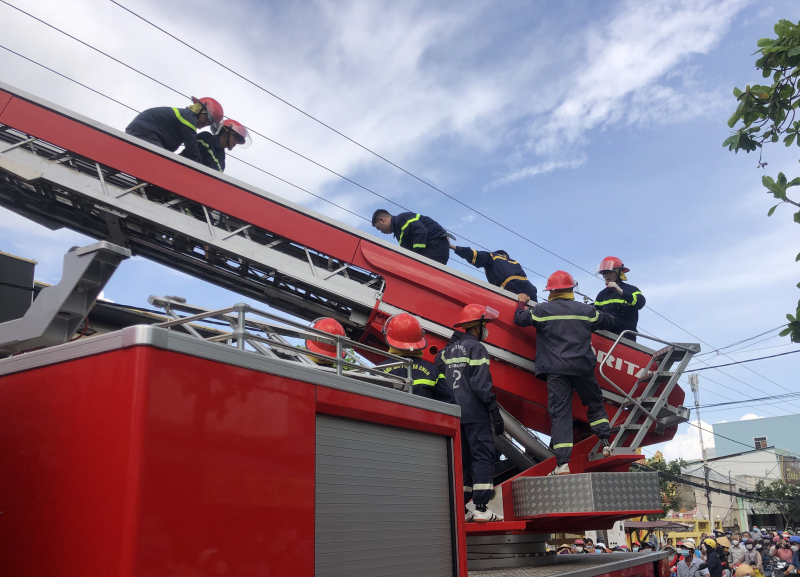 Bất cẩn, hai người bị điện cao thế giật nguy kịch -1