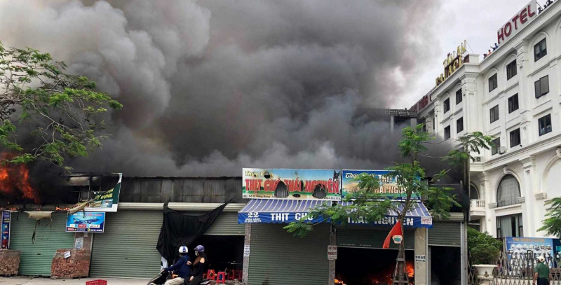 Công an Hải Phòng dập tắt đám cháy lớn gần Trung tâm hành chính quận  -0
