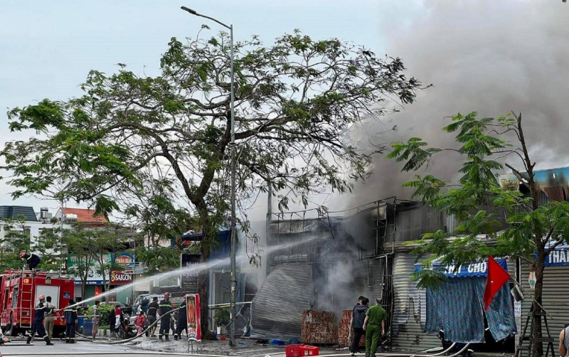 Công an Hải Phòng dập tắt đám cháy lớn gần Trung tâm hành chính quận  -0