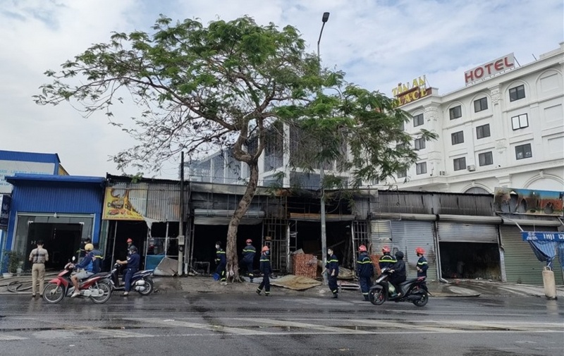 Công an Hải Phòng dập tắt đám cháy lớn gần Trung tâm hành chính quận  -0