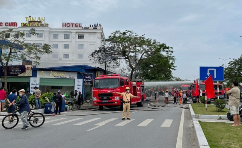 Công an Hải Phòng dập tắt đám cháy lớn gần Trung tâm hành chính quận  -0