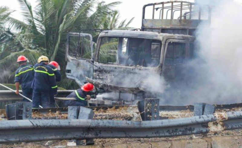 Cận cảnh chữa cháy xe tải chở hóa chất cháy trên cao tốc TP Hồ Chí Minh-Trung Lương -1